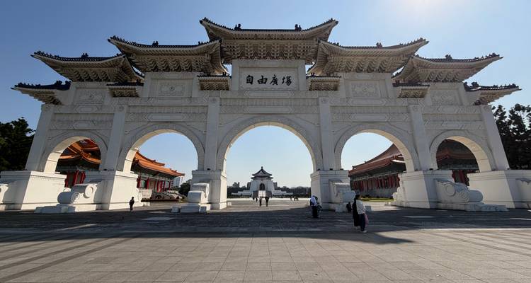 Impresionante Puerta de la Plaza de la Libertad en el Salón Memorial de Chiang Kai-shek bañada por la luz del sol matutina.