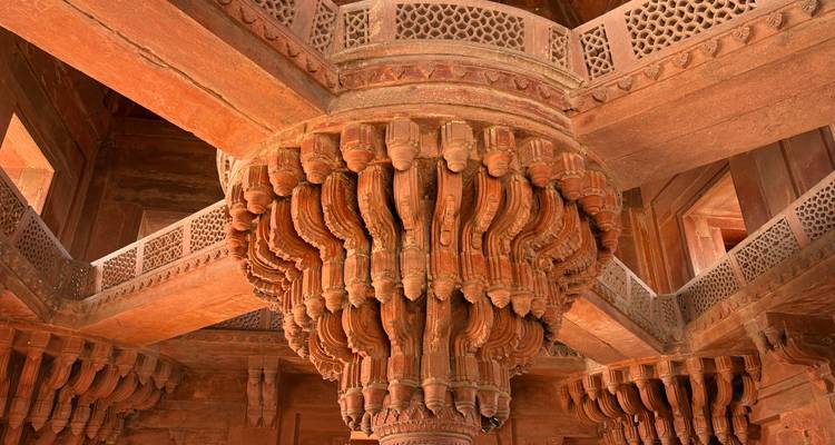 Pilar central intrincadamente tallado y ménsulas radiantes del Diwan-i-Khas de Fatehpur Sikri