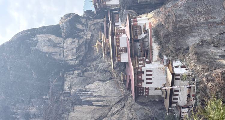 El icónico Monasterio del Nido del Tigre aferrado a una dramática pared rocosa muy por encima del Valle de Paro.