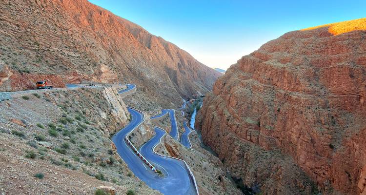 Una carretera serpenteante y espectacular serpentea a través de los empinados acantilados rojos del desfiladero de Todra.