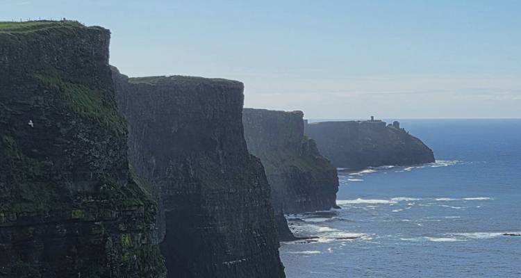 Dramatische vertikale Meeresklippen erheben sich über dem Atlantischen Ozean, während Wellen an ihrem Fuß brechen an den Cliffs of Moher.