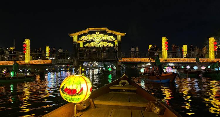 Promenade nocturne en bateau-lanterne sur rivière illuminée avec pont doré orné