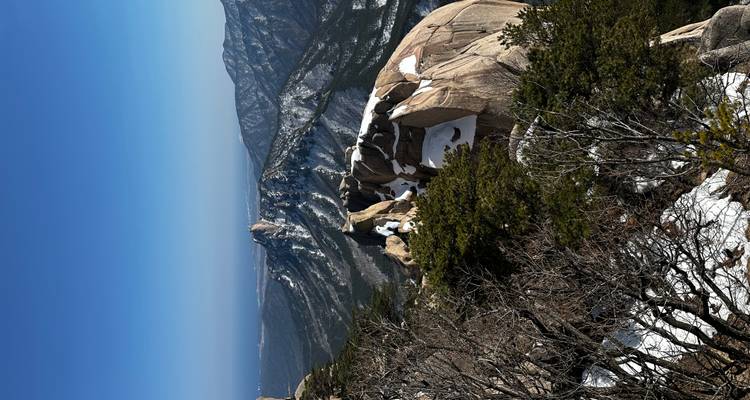 Picos de granito cubiertos de nieve y crestas escarpadas del Parque Nacional Seoraksan bajo un cielo azul cristalino.