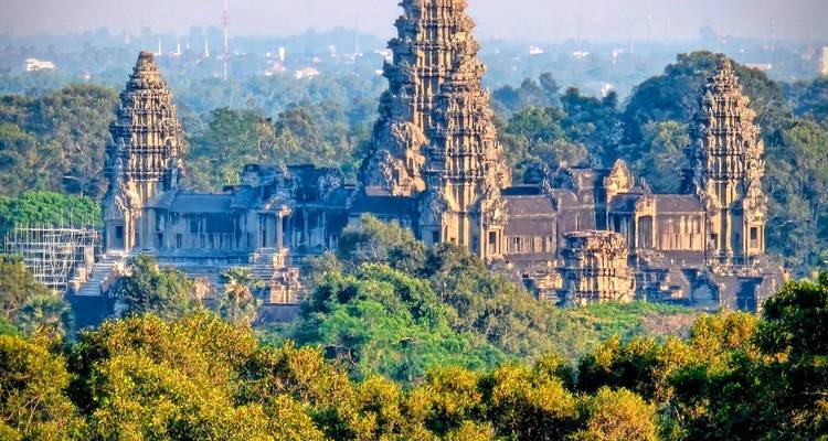 Vue téléobjectif en hauteur des majestueuses tours du temple d'Angkor Vat s'élevant au-dessus de la jungle dense.