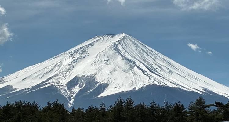 L'emblématique mont Fuji enneigé encadré contre un ciel bleu dégagé