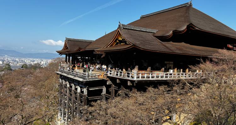 Vue panoramique de la scène en bois du Kiyomizu-dera surplombant la ville de Kyoto