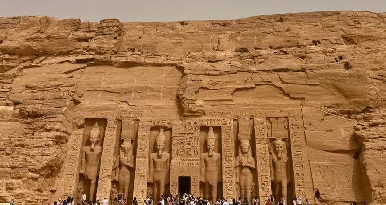 Gran fachada excavada en roca del templo de Abu Simbel con multitudes reunidas en su base.