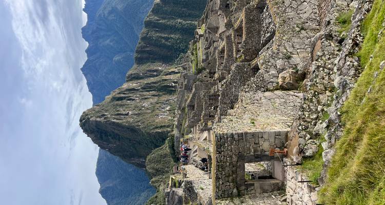 Ruinas de piedra clásicas y el pico Huayna Picchu en Machu Picchu en una mañana brillante.