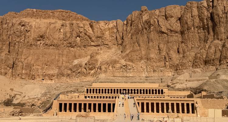 Templo Mortuorio Escalonado de Hatshepsut enmarcado por imponentes acantilados desérticos