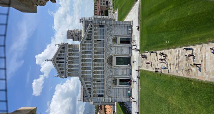 Fachada frontal de la Catedral de Pisa con la Torre Inclinada visible detrás, fotografiada desde arriba