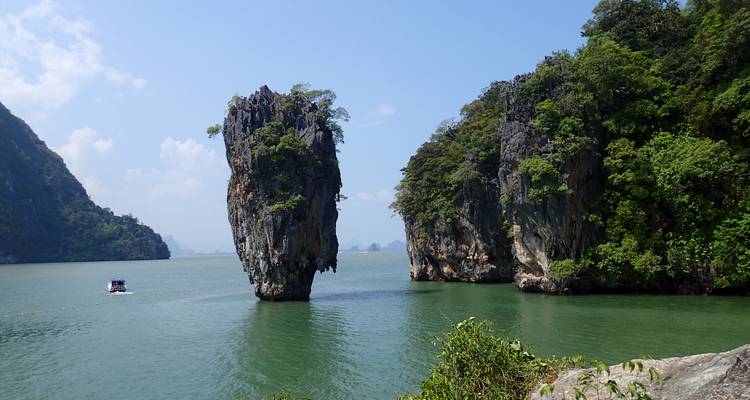 Pile calcaire emblématique de l'île de James Bond émergeant des eaux vert émeraude