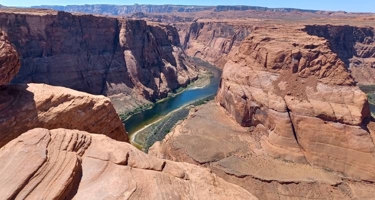 Curva dramática del río Colorado entre empinadas paredes de cañón en Horseshoe Bend.