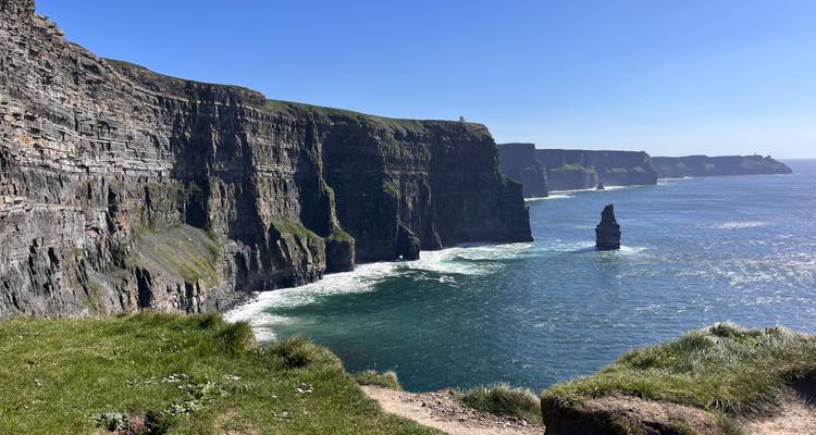 Dramatisches Panorama der Cliffs of Moher, die sich über den Atlantik erheben, mit Felssäule darunter