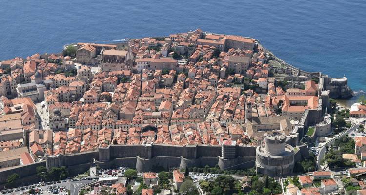 Spektakulärer Luftblick auf Dubrovniks ummauerte Altstadt, die in das leuchtend blaue Adriatische Meer hineinragt.