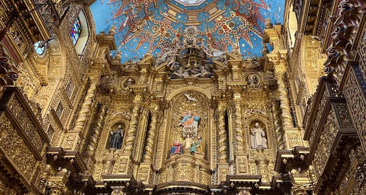 Magnífico altar dorado con techo azul vívido pintado con estrellas dentro de una iglesia ornamentada.