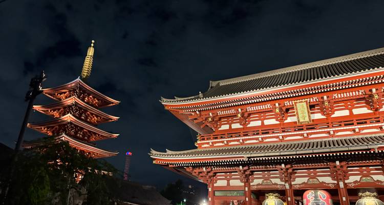 La puerta del templo Senso-ji iluminada y la pagoda de cinco pisos de noche en Tokio