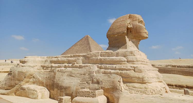 La icónica Gran Esfinge con la Pirámide de Jafra bajo el cielo azul despejado de El Cairo.