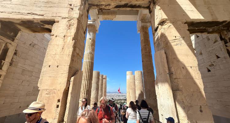 Les grands colonnes et linteaux en marbre de la Propylée sur l'Acropole, envahis par les touristes.