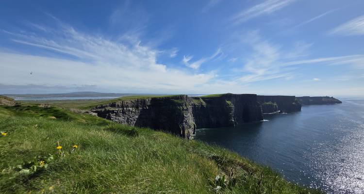 Les Falaises de Moher à pic plongeant dans l'océan Atlantique sous des ciels bleus striés