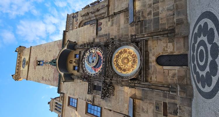 Torre del Reloj Astronómico de Praga, alta y ornamentada, vista desde el nivel de la calle.