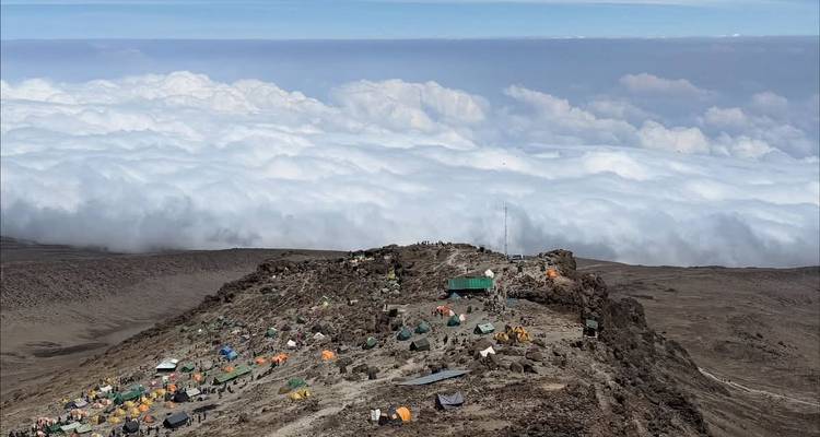 Camp d'altitude sur le Mont Kilimandjaro au-dessus d'une mer de nuages.