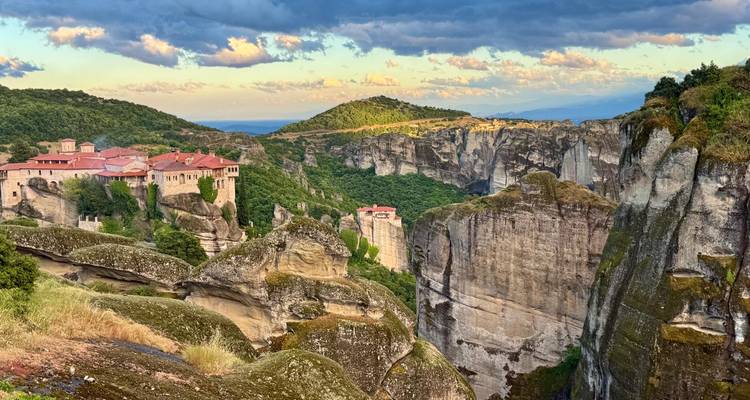 Les monastères ensoleillés perchés sur les falaises de grès imposantes de Météores.