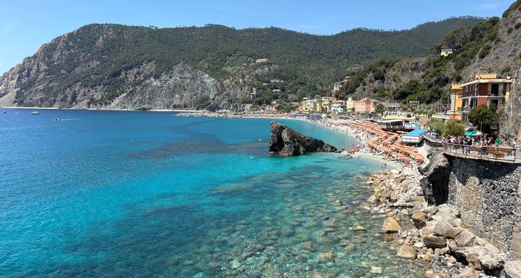 L'eau turquoise cristalline vient lécher la plage de galets et les maisons colorées de Monterosso al Mare, Cinque Terre.