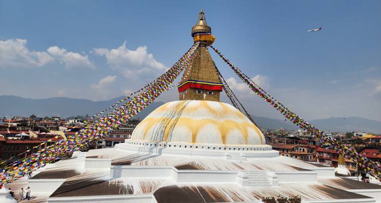 La icónica Estupa de Boudhanath cubierta con banderas de oración bajo un cielo azul brillante