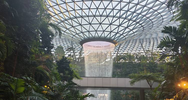 Spektakulärer Innenwasserfall innerhalb des gläsernen Kuppeldachs des Flughafens Jewel Changi