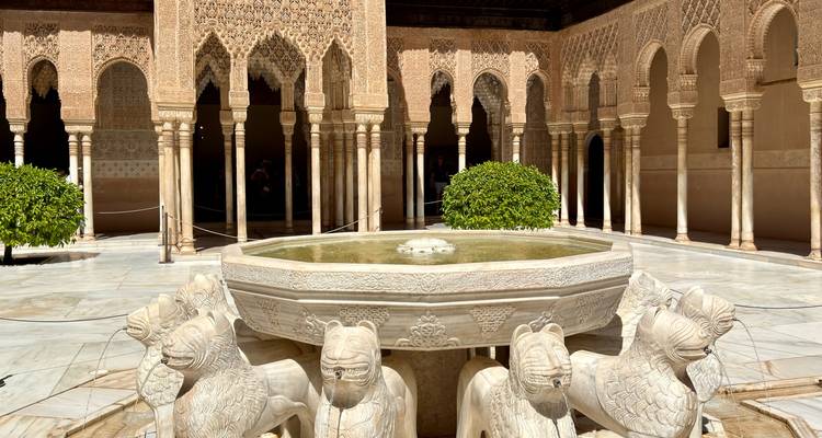 Iconisch Leeuwenfonteintje in het midden van de marmeren binnenplaats van het Alhambra.