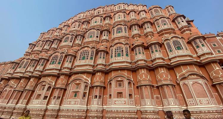 Fachada de arenisca rosa del Hawa Mahal con ventanas enrejadas intrincadas que se extienden hacia el cielo