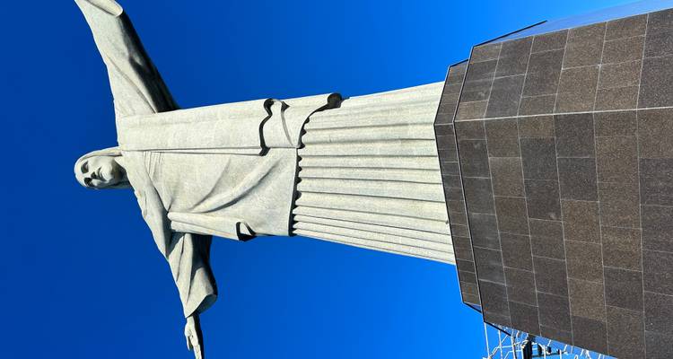 La statue emblématique du Christ Rédempteur se dressant sur un ciel bleu profond sans nuages.