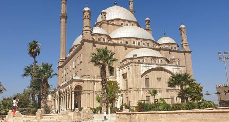La grande Mosquée de Muhammad Ali avec ses deux minarets s'élevant au-dessus des palmiers au Caire.