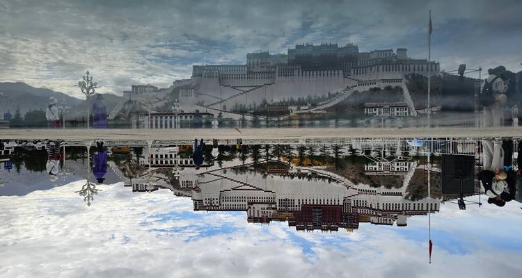 Le Palais de Potala se reflétant majestueusement dans un bassin tranquille sous un ciel texturé.