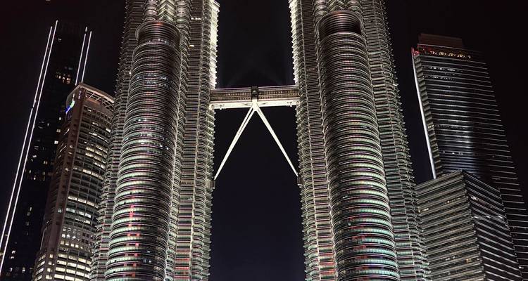 Les Tours Jumelles Petronas illuminées s'élevant majestueusement dans le ciel nocturne