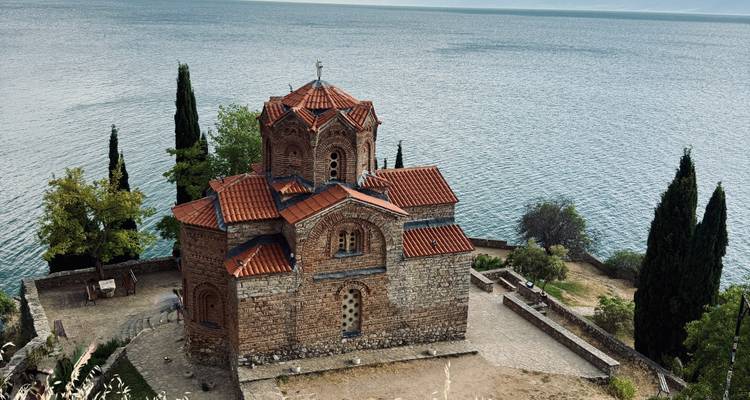 L'emblématique église Saint-Jean de Kaneo perchée au-dessus des eaux cristallines du lac d'Ohrid