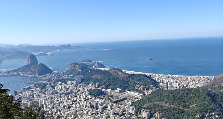 Vue aérienne panoramique du littoral de Rio de Janeiro, de la montagne du Pain de Sucre et de l'horizon urbain.