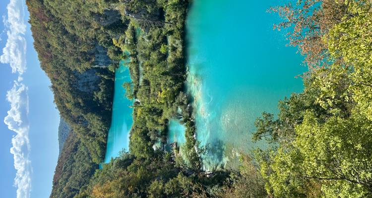 Les cascades d'un turquoise vibrant et la verdure luxuriante des lacs de Plitvice depuis un point de vue en hauteur.