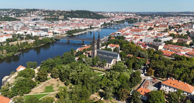 vue aérienne de Prague avec la Basilique de Vyšehrad, les ponts sur la Vltava et les toits rouges qui s'étendent à perte de vue