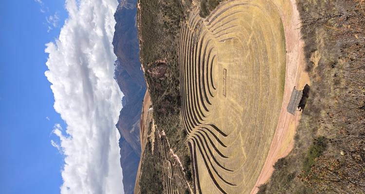 Terrazas agrícolas circulares de Moray con un dramático telón de fondo andino