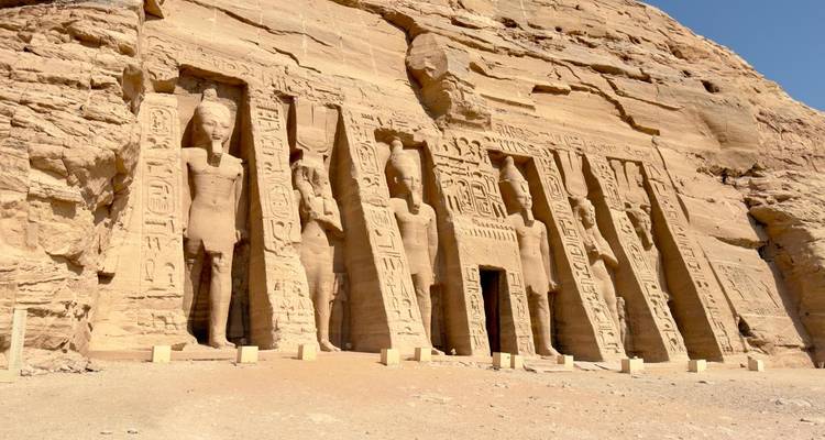 Le temple rupestre d'Hathor à Abu Simbel est taillé dans une falaise.