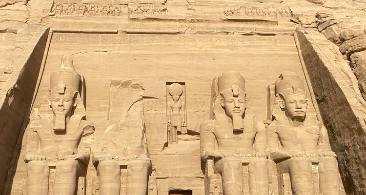 Impresionantes estatuas talladas en roca de Ramsés II en el Templo de Abu Simbel bañadas por la cálida luz del sol.
