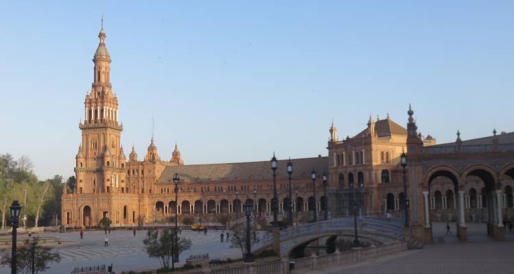Vue d'une grande place avec un bâtiment historique dans un environnement urbain