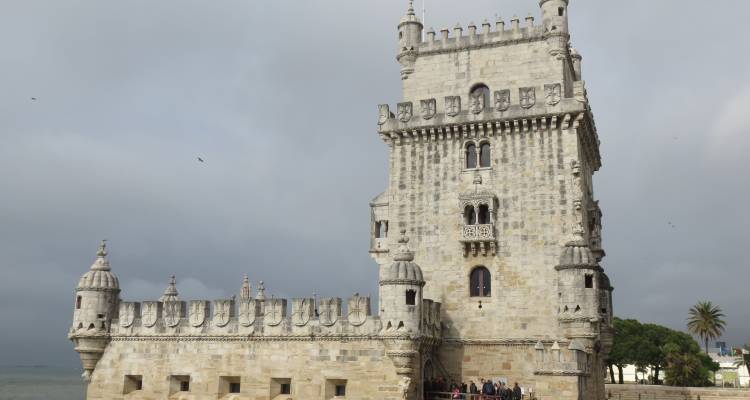 Tour de Belém avec des personnes rassemblées à la base