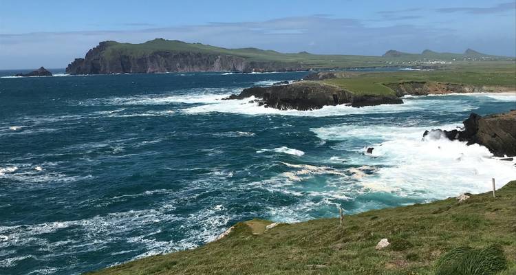 Landschappelijk kustlandschap met kliffen en golven.
