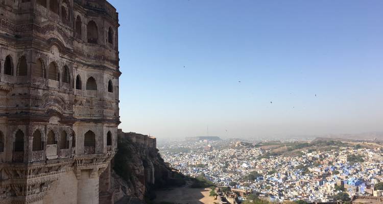 Panoramic view of a blue city and fort.