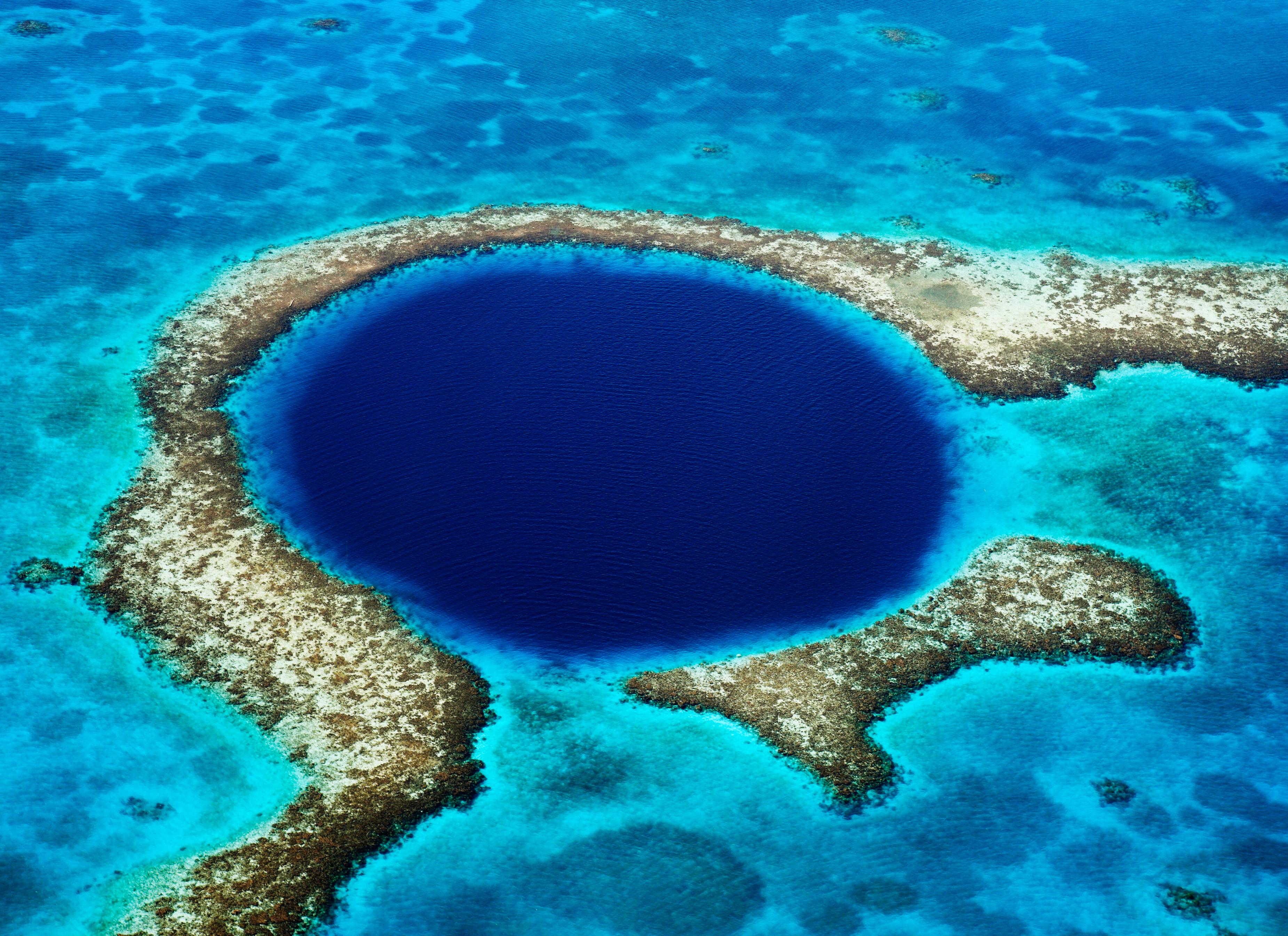 Выберите самый большой океан. Большая голубая дыра Юкатан. Большая голубая дыра, Лайтхаус-риф. Бездна Челленджера в Марианском жёлобе. Голубая дыра Белиз.