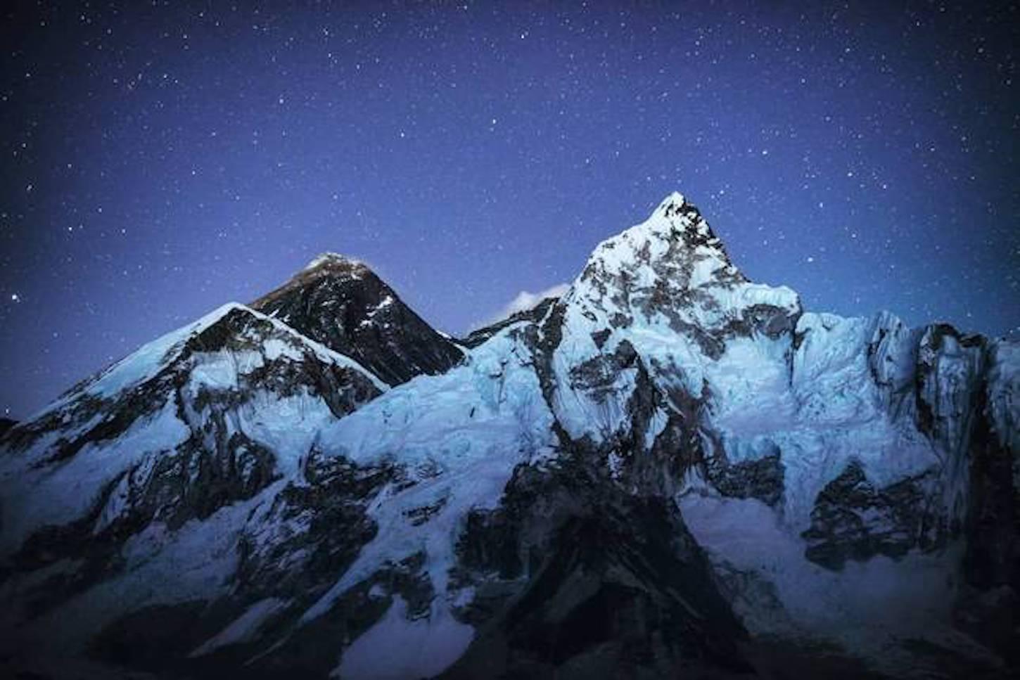 Темно синие вершины гор 1 изрытые. Гималаи Эверест Джомолунгма. Гималаи Эверест Джомолунгма ночью. Вершина k2, Гималаи. Джомолунгма 360.
