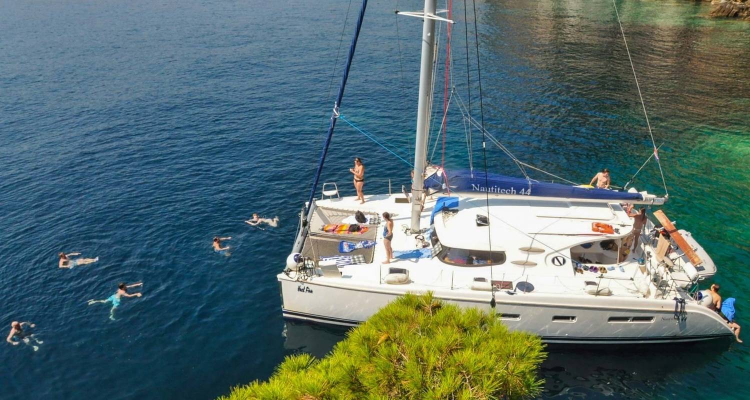 Aventura en velero Dubrovnik - Hvar con el catamarán Huck Finn - Huck Finn Adventure Travel Dubrovnik Ltd