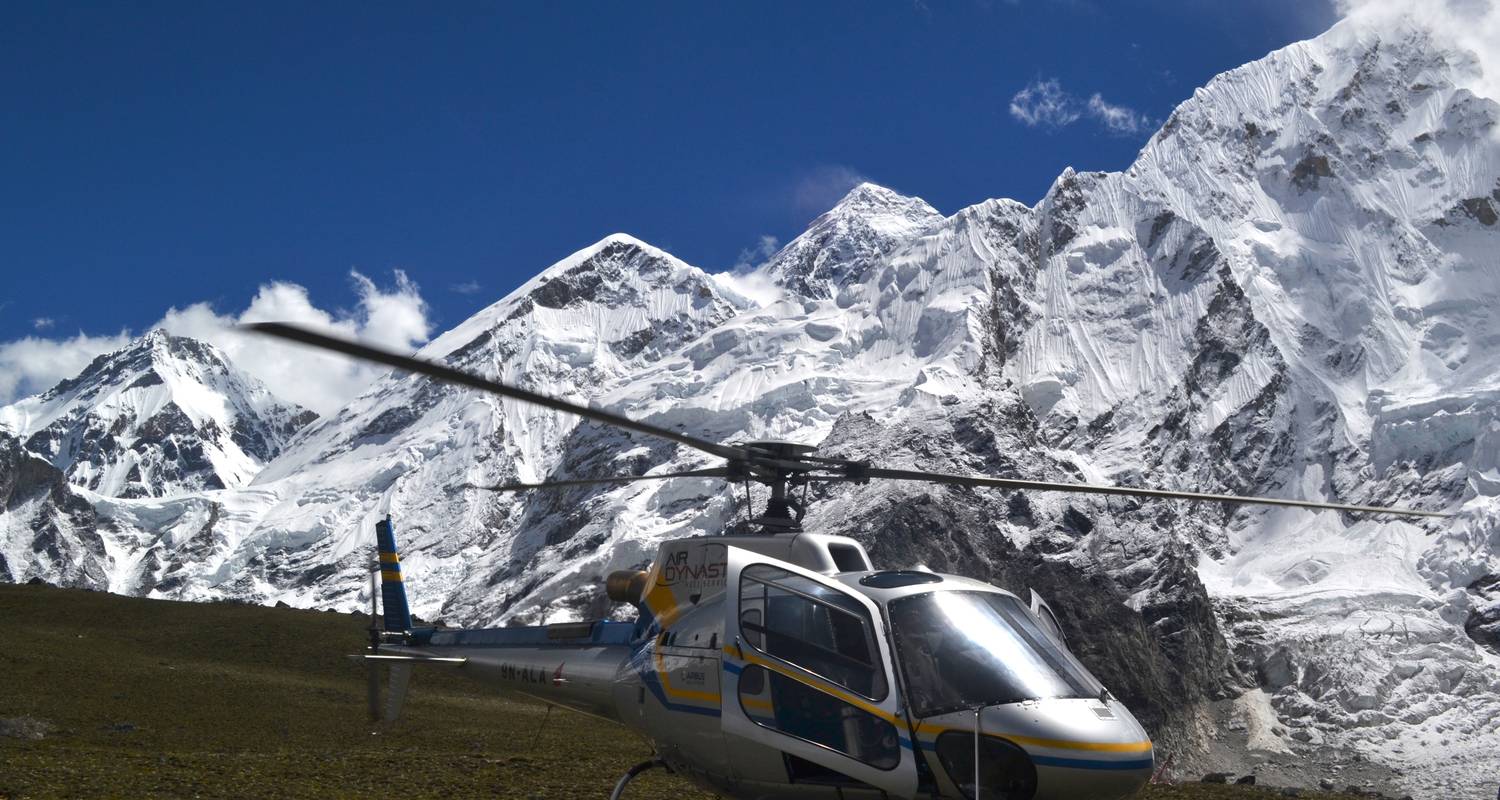 Atterrissage en hélicoptère au camp de base de l'Everest - Exciting Nepal Treks and Expedition 